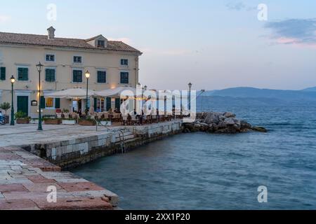 Blick auf Faliraki Korfu in der Abenddämmerung in Korfu Stadt, Korfu, Ionisches Meer, griechische Inseln, Griechenland, Europa Stockfoto