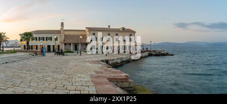 Blick auf Faliraki Korfu in der Abenddämmerung in Korfu Stadt, Korfu, Ionisches Meer, griechische Inseln, Griechenland, Europa Stockfoto