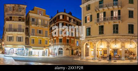 Blick auf den Pentophanaro (5 Lampen) am Place Theotoki in der Abenddämmerung, Korfu Stadt, Korfu, Ionisches Meer, griechische Inseln, Griechenland, Europa Stockfoto