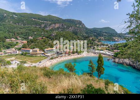 Blick auf den Strand Agios Spiridon vom Kloster Paleokastritsa in Palaiokastritsa, Korfu, Ionisches Meer, griechische Inseln, Griechenland, Europa Stockfoto