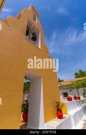 Blick auf das Museum und Kloster von Paleokastritsa in Palaiokastritsa, Korfu, Ionisches Meer, griechische Inseln, Griechenland, Europa Stockfoto