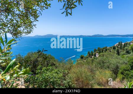 Blick auf das Ionische Meer und die Küste in der Nähe von Kassiopi, Kassiopi, Korfu, Ionisches Meer, griechische Inseln, Griechenland, Europa Stockfoto