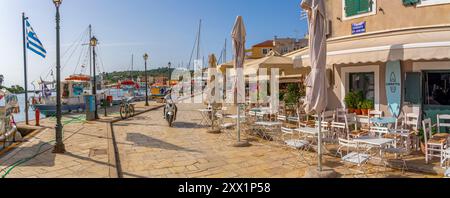 Blick auf Boote und Cafés im Hafen von Gaios, Paxos, Ionisches Meer, griechische Inseln, Griechenland, Europa Stockfoto