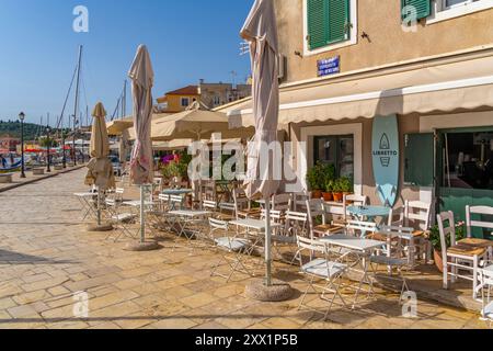 Blick auf Boote und Cafés im Hafen von Gaios, Paxos, Ionisches Meer, griechische Inseln, Griechenland, Europa Stockfoto