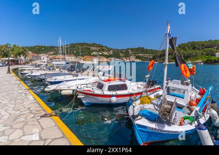 Blick auf die Boote im Hafen von Gaios, Paxos, Ionisches Meer, griechische Inseln, Griechenland, Europa Stockfoto