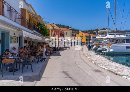 Blick auf Boote und Cafés im Hafen von Gaios, Paxos, Ionisches Meer, griechische Inseln, Griechenland, Europa Stockfoto