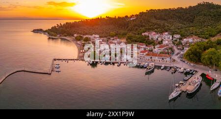 Luftaufnahme von Thassos Stadt bei Sonnenaufgang, Thassos Stadt, Thassos, Ägäis, griechische Inseln, Griechenland, Europa Stockfoto