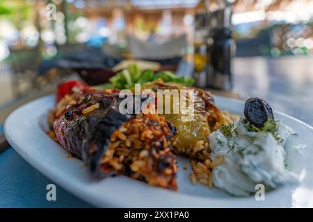 Blick auf gefüllte Paprika im Restaurant in Thassos Stadt, Thassos, Ägäis, griechische Inseln, Griechenland, Europa Stockfoto
