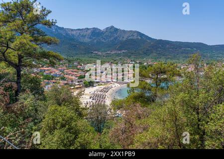 Blick auf Bäume und Golden Beach in Chrysi Ammoudia, Thassos, Ägäis, griechische Inseln, Griechenland, Europa Stockfoto