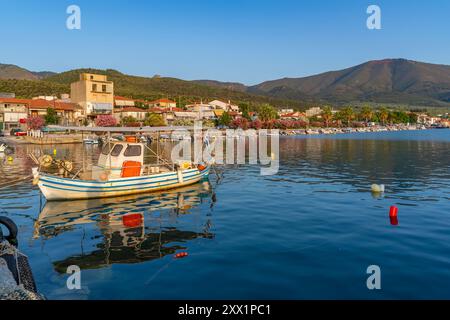 Blick auf die Boote im Hafen von Skala Kallirachis, Skala Kallirachis, Thassos, Ägäis, griechische Inseln, Griechenland, Europa Stockfoto