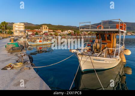 Blick auf die Boote im Hafen von Skala Kallirachis, Skala Kallirachis, Thassos, Ägäis, griechische Inseln, Griechenland, Europa Stockfoto