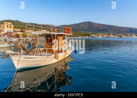 Blick auf die Boote im Hafen von Skala Kallirachis, Skala Kallirachis, Thassos, Ägäis, griechische Inseln, Griechenland, Europa Stockfoto