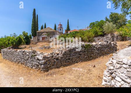 Blick auf Trockenmauern und Uhrenturm der griechisch-orthodoxen Kirche, Theologos, Thassos, Ägäis, griechische Inseln, Griechenland, Europa Stockfoto