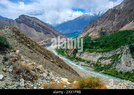 Der Hunza-Fluss in den Karakorum-Bergen entlang des Karakorum-Highway, dem achten Weltwunder Stockfoto