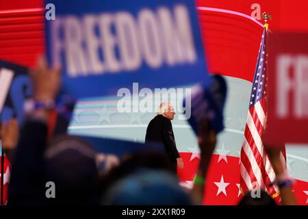 Chicago, USA. August 2024. CHICAGO, ILLINOIS – 20. AUGUST: Bernie Sanders spricht während des zweiten Tages der Democratic National Convention (DNC) am 20. August 2024 im United Center in Chicago, Illinois. Delegierte, Politiker und Anhänger der Demokratischen Partei treffen sich in Chicago, als die derzeitige Vizepräsidentin Kamala Harris zur Präsidentschaftskandidatin ihrer Partei ernannt wird. Die DNC findet vom 19. Bis 22. August statt. Quelle: Jeremy Hogan/Alamy Live News Stockfoto