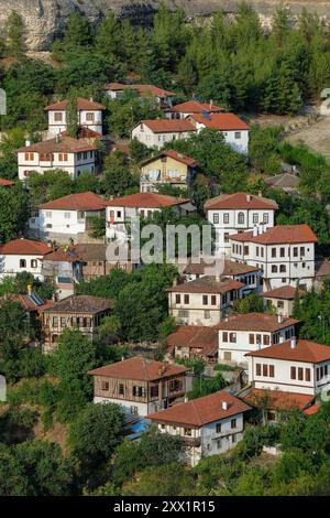 Safranbolu, Türkei - 6. August 2024: Blick auf die traditionellen Häuser in der Stadt Safranbolu in der Türkei. Stockfoto