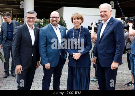 Oliver Frese Geschäftsführer der Koelnmesse GmbH, Lars Janssen Vorstandsvorsitzender des Game-Verbandes, Henriette Reker Oberbürgermeisterin von Köln und Gerald Böse CEO der Koelnmesse auf der weltgrößten Computerspielmesse Gamescom 2024 in der Koelnmesse. Köln, 21..08,2024 *** Oliver Frese Geschäftsführer der Koelnmesse GmbH , Lars Janssen Vorsitzender des Vorstands des Spielvereins , Henriette Reker Bürgermeisterin von Köln und Gerald Böse CEO der Koelnmesse auf der weltgrößten Computerspielmesse Gamescom 2024 in der Koelnmesse Köln, 21 08 2024 Foto:XR.xStoffelsx/xFuturexImagex gamescom 4905 Stockfoto