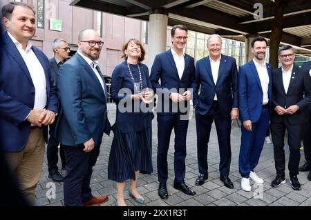 Bijan Djir-Sarai Generalsekretär der FDP, Lars Janssen Vorstandsvorsitzender des Game-Verbandes, Henriette Reker Oberbürgermeisterin von Köln, Hendrik Wüst Ministerpräsident von Nordrhein-Westfalen, Gerald Böse CEO der Koelnmesse, Felix Falk Geschäftsführer des Game-Verbandes und Oliver Frese Geschäftsführer der Koelnmesse GmbH auf der weltgrößten Computerspielmesse Gamescom 2024 in der Koelnmesse. Köln, 21..08,2024 *** Bijan Djir Sarai Generalsekretär der FDP , Lars Janssen Vorsitzender des Vorstands des Spielvereins , Henriette Reker Bürgermeisterin von Köln , Hendrik Wüst Ministerpräsident Präsident Stockfoto