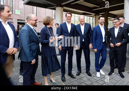 Bijan Djir-Sarai Generalsekretär der FDP, Lars Janssen Vorstandsvorsitzender des Game-Verbandes, Henriette Reker Oberbürgermeisterin von Köln, Hendrik Wüst Ministerpräsident von Nordrhein-Westfalen, Gerald Böse CEO der Koelnmesse, Felix Falk Geschäftsführer des Game-Verbandes und Oliver Frese Geschäftsführer der Koelnmesse GmbH auf der weltgrößten Computerspielmesse Gamescom 2024 in der Koelnmesse. Köln, 21..08,2024 *** Bijan Djir Sarai Generalsekretär der FDP , Lars Janssen Vorsitzender des Vorstands des Spielvereins , Henriette Reker Bürgermeisterin von Köln , Hendrik Wüst Ministerpräsident Präsident Stockfoto