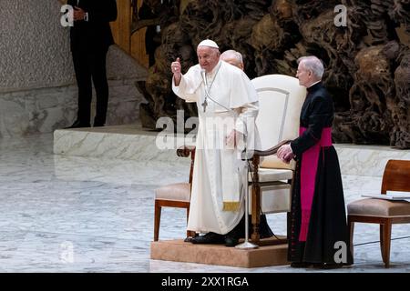 Papst Franziskus begrüßt die Gläubigen während seiner traditionellen Generalaudienz am Mittwoch in der Audience Hall Paul VI. Stockfoto