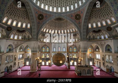 Ankara, Türkei - 11. August 2024: Die Kocatepe-Moschee ist die größte Moschee in Ankara. Stockfoto