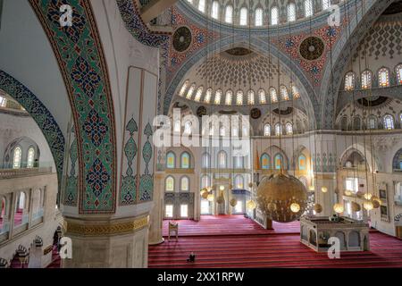 Ankara, Türkei - 11. August 2024: Die Kocatepe-Moschee ist die größte Moschee in Ankara. Stockfoto