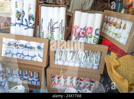 Stickereiandenken zum Verkauf in der Altstadt von Dubrovnik, Kroatien Stockfoto