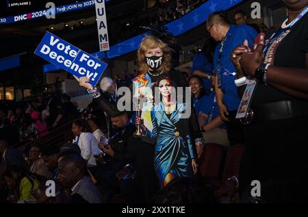 Chicago, Illinois, USA. August 2024. Teilnehmer am 2. Tag der DNC Convention im United Center in Chicago. (Kreditbild: © Laura Brett/ZUMA Press Wire) NUR REDAKTIONELLE VERWENDUNG! Nicht für kommerzielle ZWECKE! Stockfoto