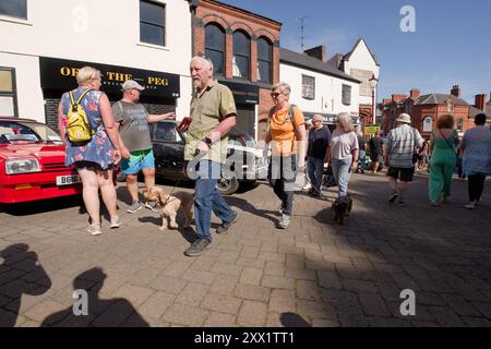 Menschenmassen bei einer Veranstaltung in Bath Street, Ilkeston, Derbyshire, Großbritannien Stockfoto