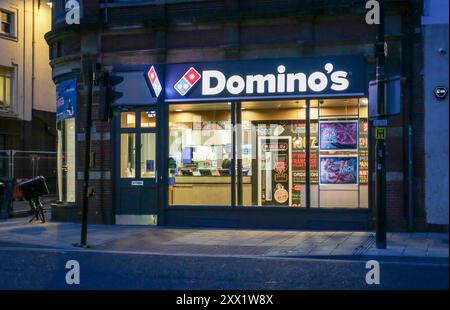 Editorial Bristol, Großbritannien - 18. August 2024: Die Ladenfront eines Domino's Pizza Take Away in Bristol, England. Stockfoto