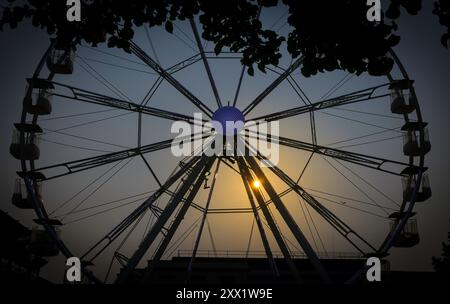 Editorial Bristol, Großbritannien - 18. August 2024: Ein 60 Fuß hohes Riesenrad bei Nacht auf dem Podium Millennium Square, Bristol, England Stockfoto