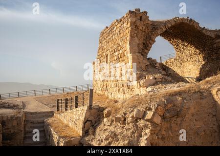 Steinbogen im Schloss Kerak in Jordanien. Wunderschönes mittelalterliches Wahrzeichen am sonnigen Nachmittag im Nahen Osten. Stockfoto