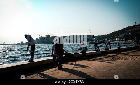 Izmir, Türkei. August 2024. Im Golf von Izmir sind Massenfische aufgrund des Klimawandels und der Umweltverschmutzung gestorben. Tote Fische spülten an der Küste, während Putzmannschaften gesehen wurden, die die Küste von toten Fischen säuberten. Quelle: İdil Toffolo/Alamy Live News Stockfoto