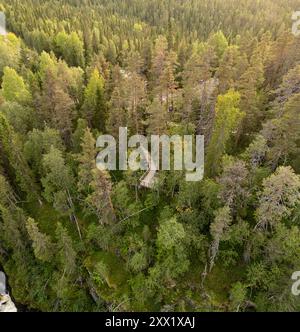 Auttiköngäs einer der schönsten Wasserfälle Finnlands im friedlichen Taiga-Wald, eine Stunde von Rovaniemi entfernt Stockfoto