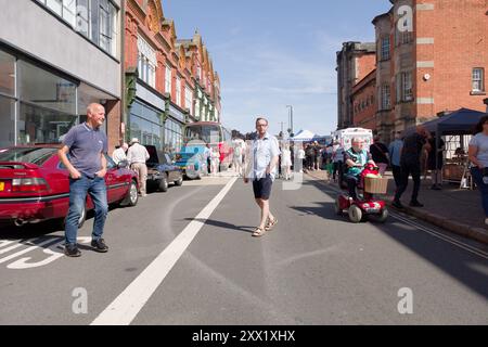 Menschenmassen bei einer Sommerveranstaltung in Ilkeston, Derbyshire, Großbritannien Stockfoto