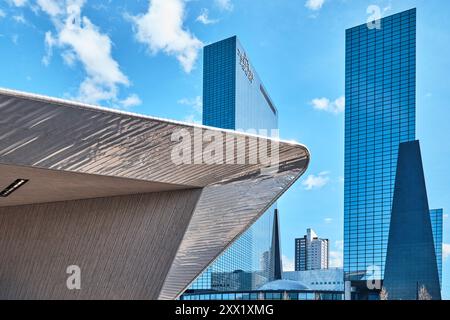 Rotterdam, Niederlande - 10. April 2024: Die Menschen laufen vor dem neuen und modernen Hauptbahnhof Rotterdam Centraal (Central) Stockfoto