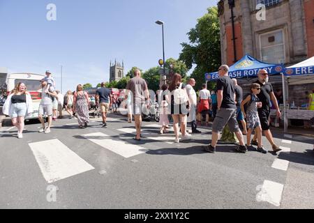 Menschenmassen bei einer Sommerveranstaltung in Ilkeston, Derbyshire, Großbritannien Stockfoto