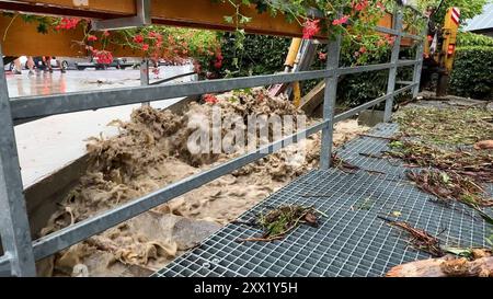 Starke Gewitter und Unwetter ziehen am Dienstag über die hohe Tatra hinweg. Besonders heftig trifft es die für Touristen beliebte Urlaubsregion Zakopane, sowie die angrenzenden Ortschaften Witow und Umgebung. Heftiger Starkregen und starke Gewitter beenden schon frühzeitig den Wanderurlaub zahlreicher Touristen. Wanderer wurden richtig stark eingeseift. Der Regen war zu viel. Es kam zu größeren Überschwemmungen. Straßen werden überflutet, Grundstücke, Parkplätze ebenfalls. Auch Autos standen im Wasser – Mancher Besitzer bemerkte dies zu spät. Die Flüsse führen Hochwasser. Die Feuerwehr war im EI Stockfoto