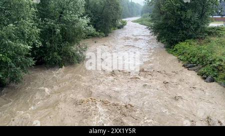 Starke Gewitter und Unwetter ziehen am Dienstag über die hohe Tatra hinweg. Besonders heftig trifft es die für Touristen beliebte Urlaubsregion Zakopane, sowie die angrenzenden Ortschaften Witow und Umgebung. Heftiger Starkregen und starke Gewitter beenden schon frühzeitig den Wanderurlaub zahlreicher Touristen. Wanderer wurden richtig stark eingeseift. Der Regen war zu viel. Es kam zu größeren Überschwemmungen. Straßen werden überflutet, Grundstücke, Parkplätze ebenfalls. Auch Autos standen im Wasser – Mancher Besitzer bemerkte dies zu spät. Die Flüsse führen Hochwasser. Die Feuerwehr war im EI Stockfoto