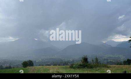 Starke Gewitter und Unwetter ziehen am Dienstag über die hohe Tatra hinweg. Besonders heftig trifft es die für Touristen beliebte Urlaubsregion Zakopane, sowie die angrenzenden Ortschaften Witow und Umgebung. Heftiger Starkregen und starke Gewitter beenden schon frühzeitig den Wanderurlaub zahlreicher Touristen. Wanderer wurden richtig stark eingeseift. Der Regen war zu viel. Es kam zu größeren Überschwemmungen. Straßen werden überflutet, Grundstücke, Parkplätze ebenfalls. Auch Autos standen im Wasser – Mancher Besitzer bemerkte dies zu spät. Die Flüsse führen Hochwasser. Die Feuerwehr war im EI Stockfoto