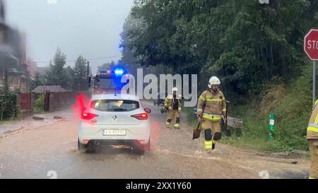 Starke Gewitter und Unwetter ziehen am Dienstag über die hohe Tatra hinweg. Besonders heftig trifft es die für Touristen beliebte Urlaubsregion Zakopane, sowie die angrenzenden Ortschaften Witow und Umgebung. Heftiger Starkregen und starke Gewitter beenden schon frühzeitig den Wanderurlaub zahlreicher Touristen. Wanderer wurden richtig stark eingeseift. Der Regen war zu viel. Es kam zu größeren Überschwemmungen. Straßen werden überflutet, Grundstücke, Parkplätze ebenfalls. Auch Autos standen im Wasser – Mancher Besitzer bemerkte dies zu spät. Die Flüsse führen Hochwasser. Die Feuerwehr war im EI Stockfoto