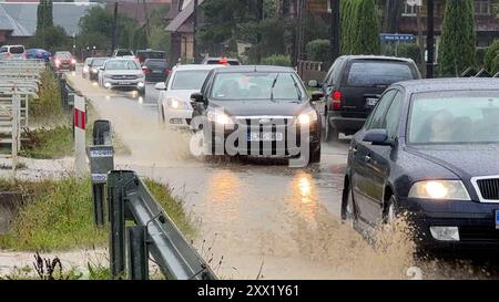 Starke Gewitter und Unwetter ziehen am Dienstag über die hohe Tatra hinweg. Besonders heftig trifft es die für Touristen beliebte Urlaubsregion Zakopane, sowie die angrenzenden Ortschaften Witow und Umgebung. Heftiger Starkregen und starke Gewitter beenden schon frühzeitig den Wanderurlaub zahlreicher Touristen. Wanderer wurden richtig stark eingeseift. Der Regen war zu viel. Es kam zu größeren Überschwemmungen. Straßen werden überflutet, Grundstücke, Parkplätze ebenfalls. Auch Autos standen im Wasser – Mancher Besitzer bemerkte dies zu spät. Die Flüsse führen Hochwasser. Die Feuerwehr war im EI Stockfoto