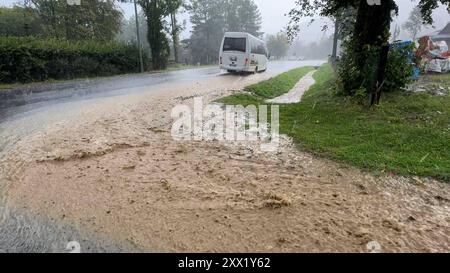 Starke Gewitter und Unwetter ziehen am Dienstag über die hohe Tatra hinweg. Besonders heftig trifft es die für Touristen beliebte Urlaubsregion Zakopane, sowie die angrenzenden Ortschaften Witow und Umgebung. Heftiger Starkregen und starke Gewitter beenden schon frühzeitig den Wanderurlaub zahlreicher Touristen. Wanderer wurden richtig stark eingeseift. Der Regen war zu viel. Es kam zu größeren Überschwemmungen. Straßen werden überflutet, Grundstücke, Parkplätze ebenfalls. Auch Autos standen im Wasser – Mancher Besitzer bemerkte dies zu spät. Die Flüsse führen Hochwasser. Die Feuerwehr war im EI Stockfoto