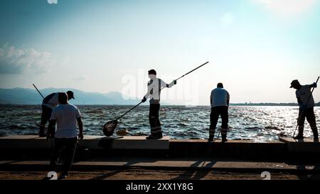 Izmir, Türkei. August 2024. Im Golf von Izmir sind Massenfische aufgrund des Klimawandels und der Umweltverschmutzung gestorben. Tote Fische spülten an der Küste, während Putzmannschaften gesehen wurden, die die Küste von toten Fischen säuberten. Quelle: İdil Toffolo/Alamy Live News Stockfoto