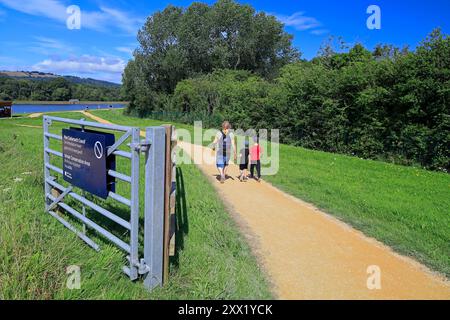 Kleine Familiengruppe, die den Lisvane Stausee bei „Llanishen & Lisvane Stauseen“ genießt. Vom August 2024. Sommer Stockfoto