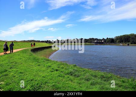 Gewundener Pfad am Lisvane Stausee bei „Llanishen & Lisvane Stauseen“. Vom August 2024. Sommer Stockfoto