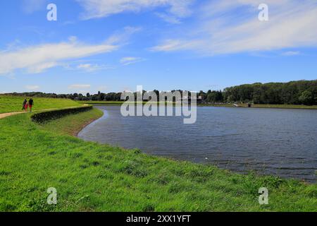 Kleine Familiengruppe auf gewundenen Pfad - Lisvane Reservoir bei 'Llanishen & Lisvane Reservoir'. Vom August 2024. Sommer Stockfoto