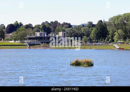 Lisvane Reservoir und Besucherzentrum und Café - bei 'Llanishen & Lisvane Reservoirs'. Vom August 2024. Sommer Stockfoto