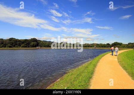 Zwei Frauen auf einem gewundenen Pfad um den Lisvane Stausee bei den „Llanishen & Lisvane Stauseen“. Vom August 2024. Sommer Stockfoto