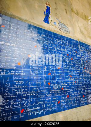 08 21 2024 - Paris, Frankreich. Mauer der Liebe in Montmartre Paris. Ich liebe dich steht in allen internationalen Sprachen drauf Stockfoto